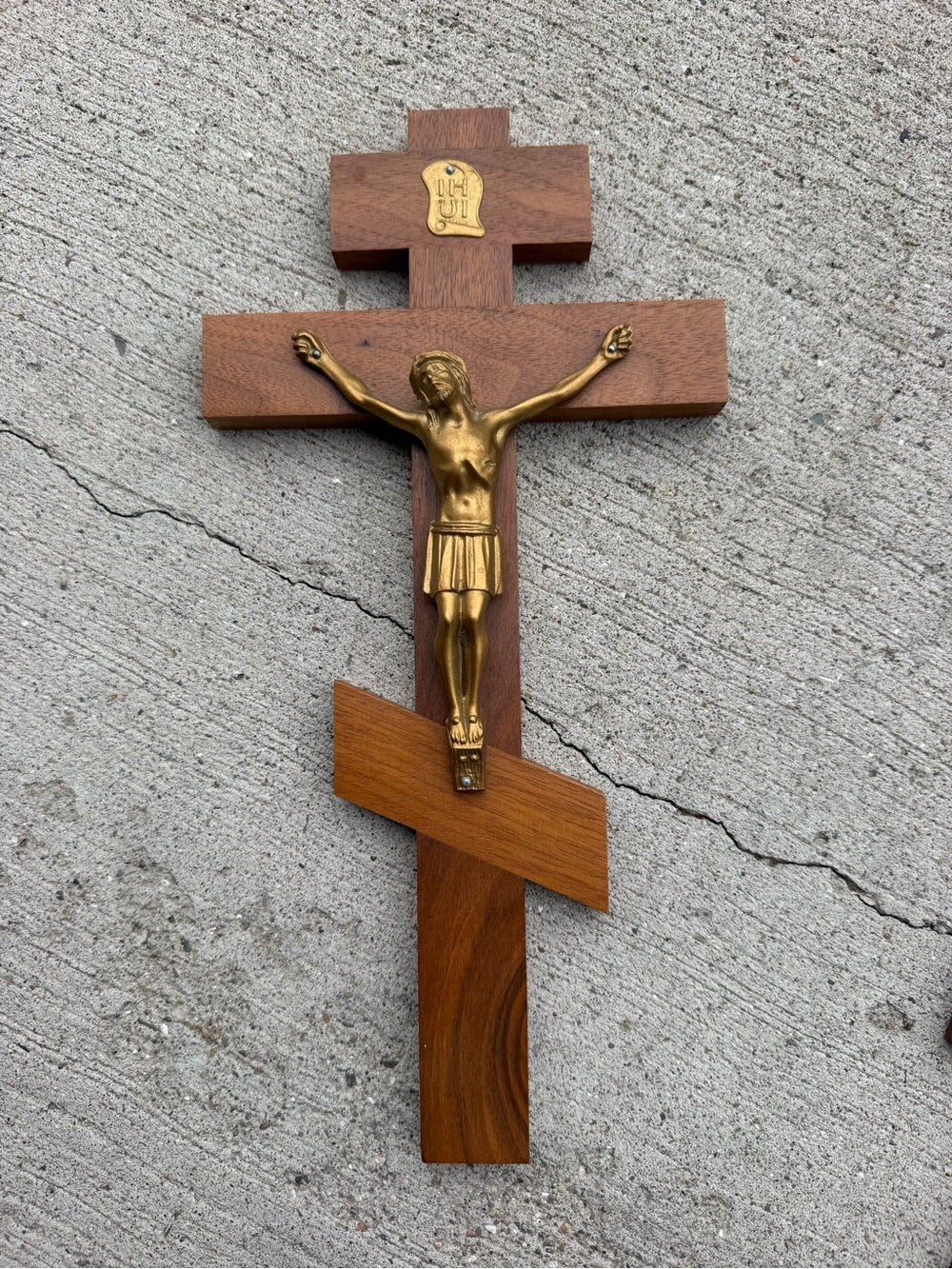 Source Unknown Brown Wood Wall Crucifix with Gold Corpus